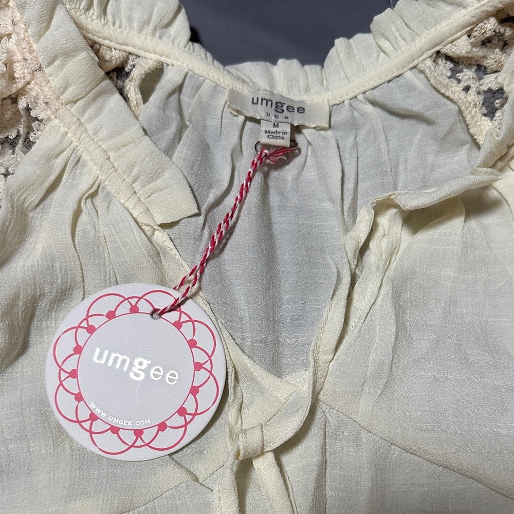 Umgee Cream Peasant Top with Lace Puff Sleeves - Picture 4 of 4